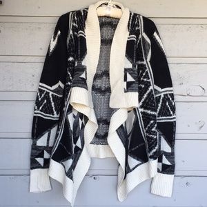 WATERFALL FRONT CARDIGAN SWEATER. AZTEC/GEOMETRIC PRINT BLACK/WHITE/GRAY KNIT